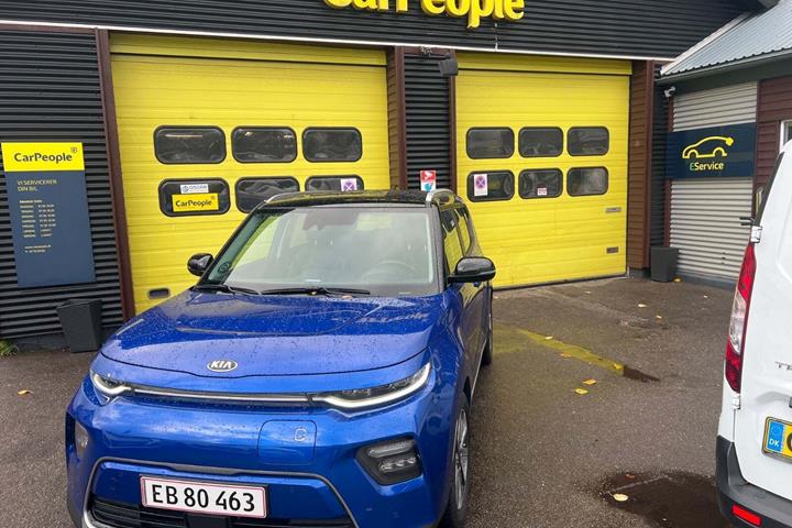 Blå Kia e-Soul fra 2020 set udefra