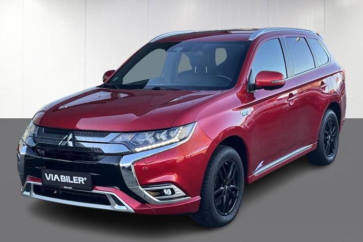 Rød Mitsubishi Outlander fra 2020 set udefra