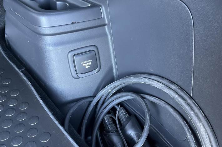 Rød Mitsubishi Outlander fra 2020 set indefra