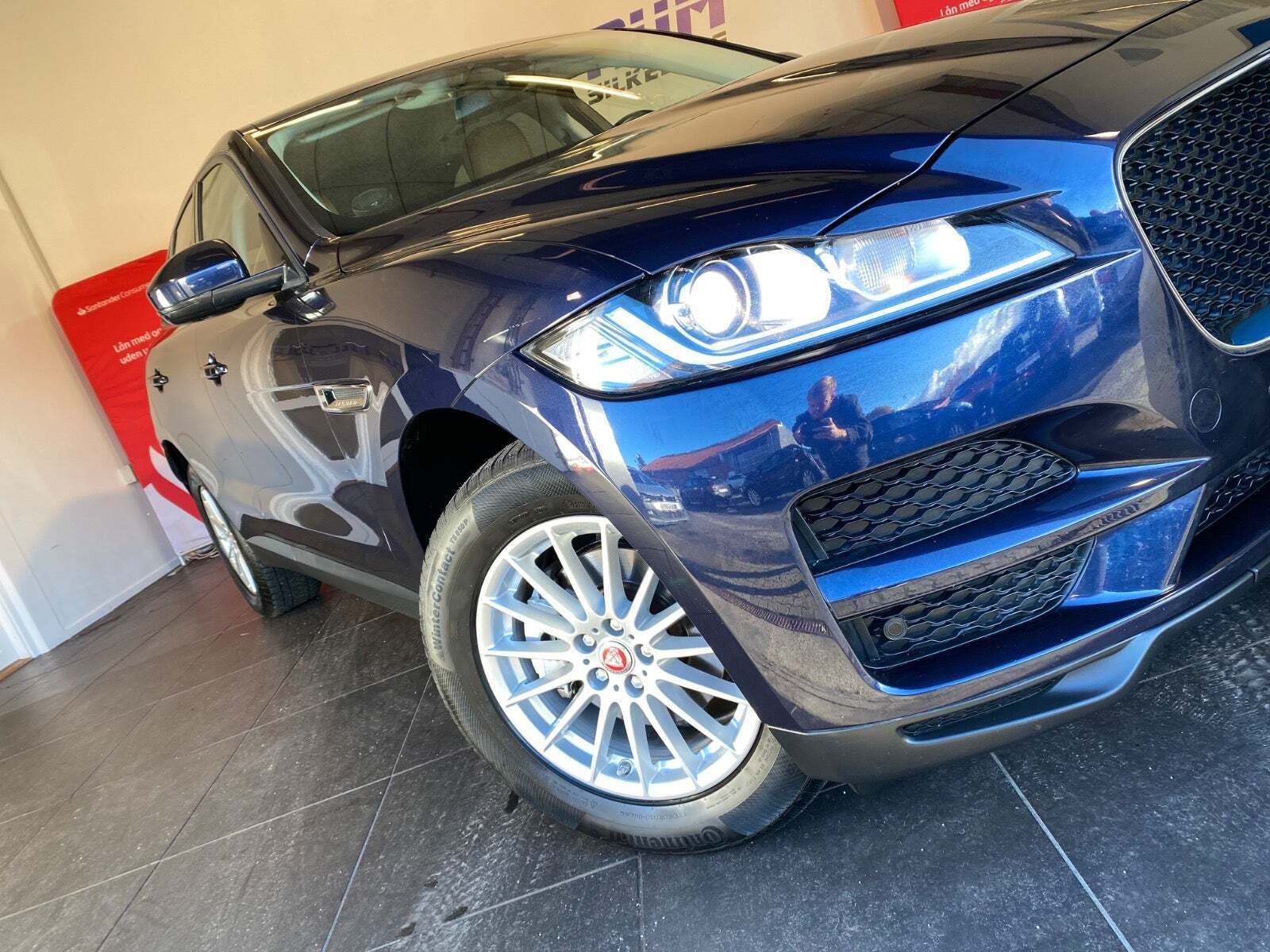 Blå Jaguar F-Pace fra 2017