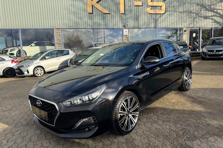 Sort Hyundai i30 fra 2018 set udefra