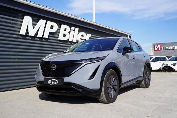 Grå Nissan Ariya fra 2024 set udefra