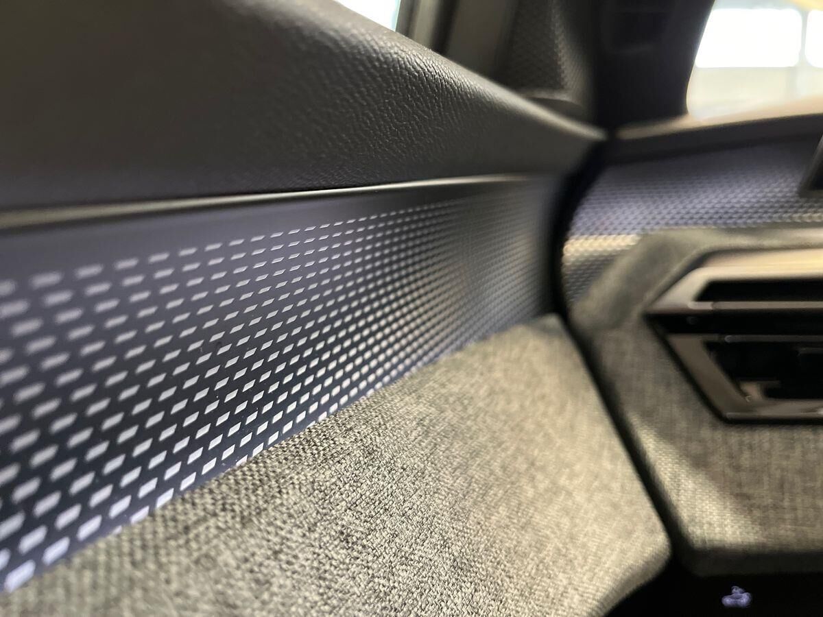 Grå Peugeot e-3008 fra 2024