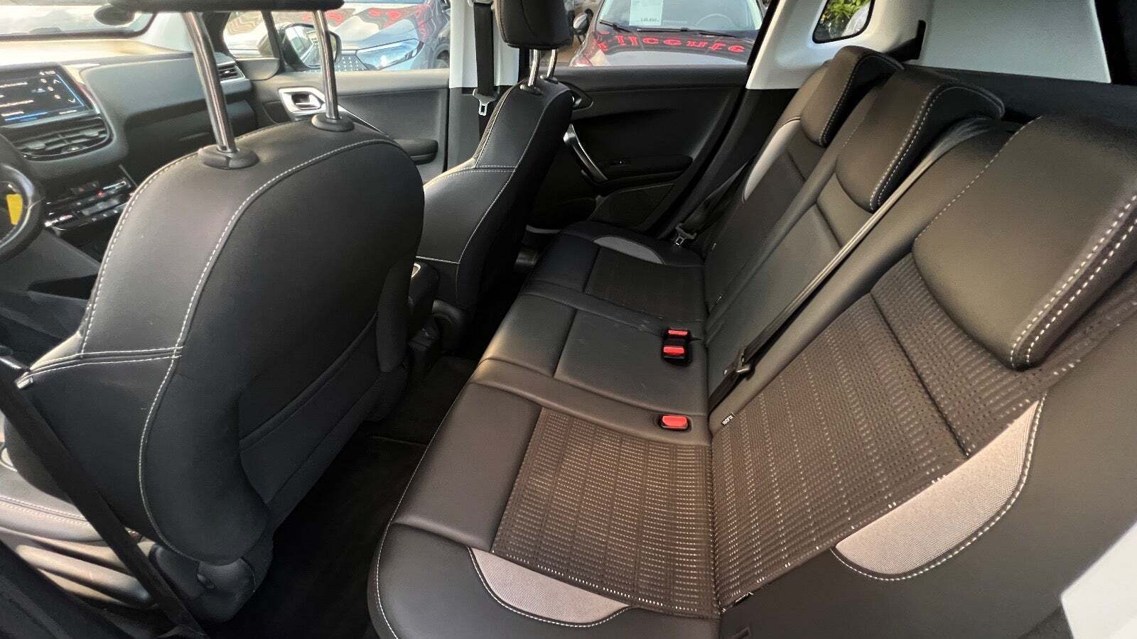 Grå Peugeot 2008 fra 2017