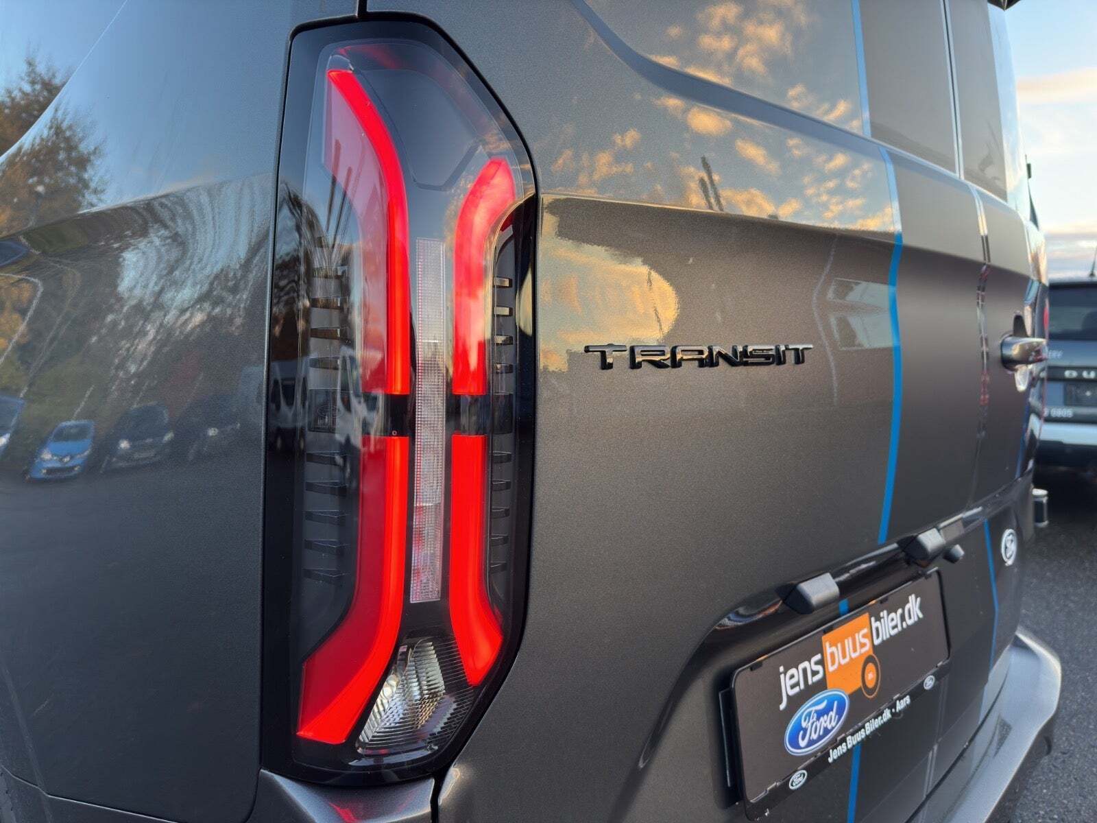 Grå Ford Transit Custom 320L fra 2026