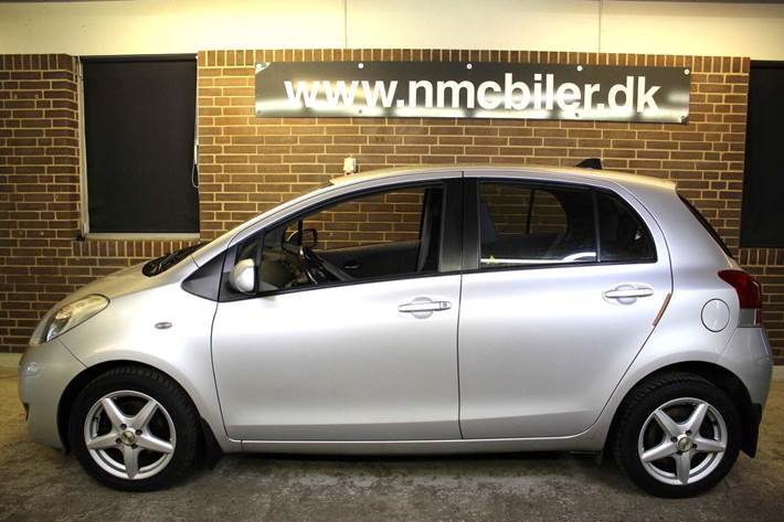 Sølv Toyota Yaris fra 2010
