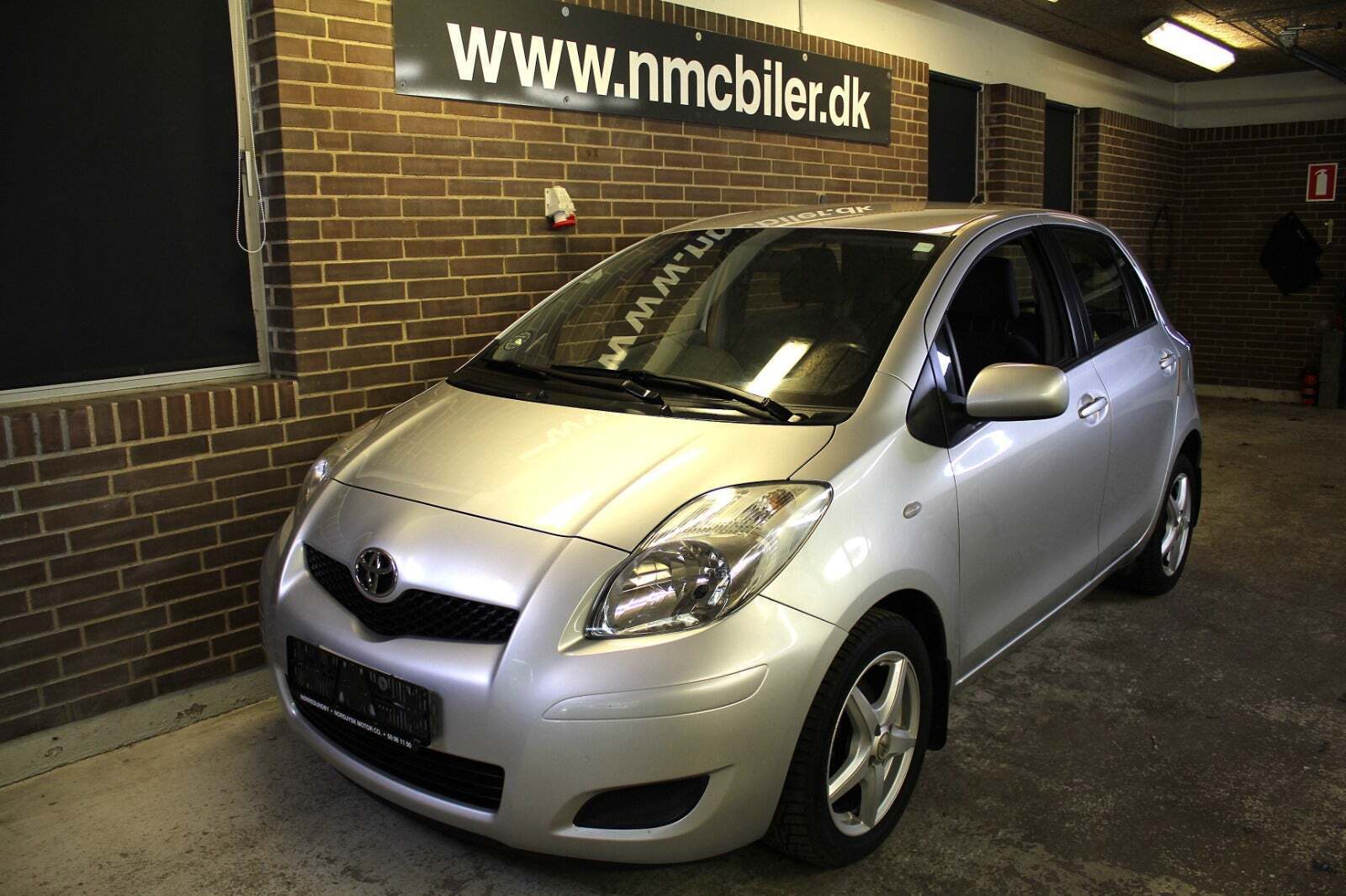 Sølv Toyota Yaris fra 2010