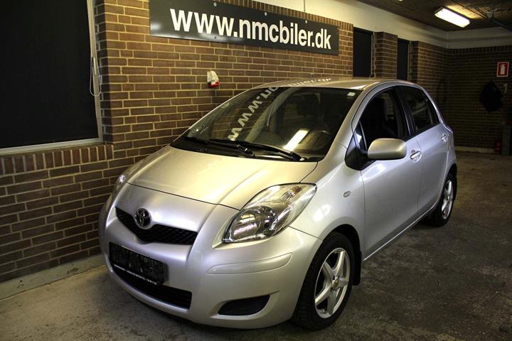 Sølv Toyota Yaris fra 2010