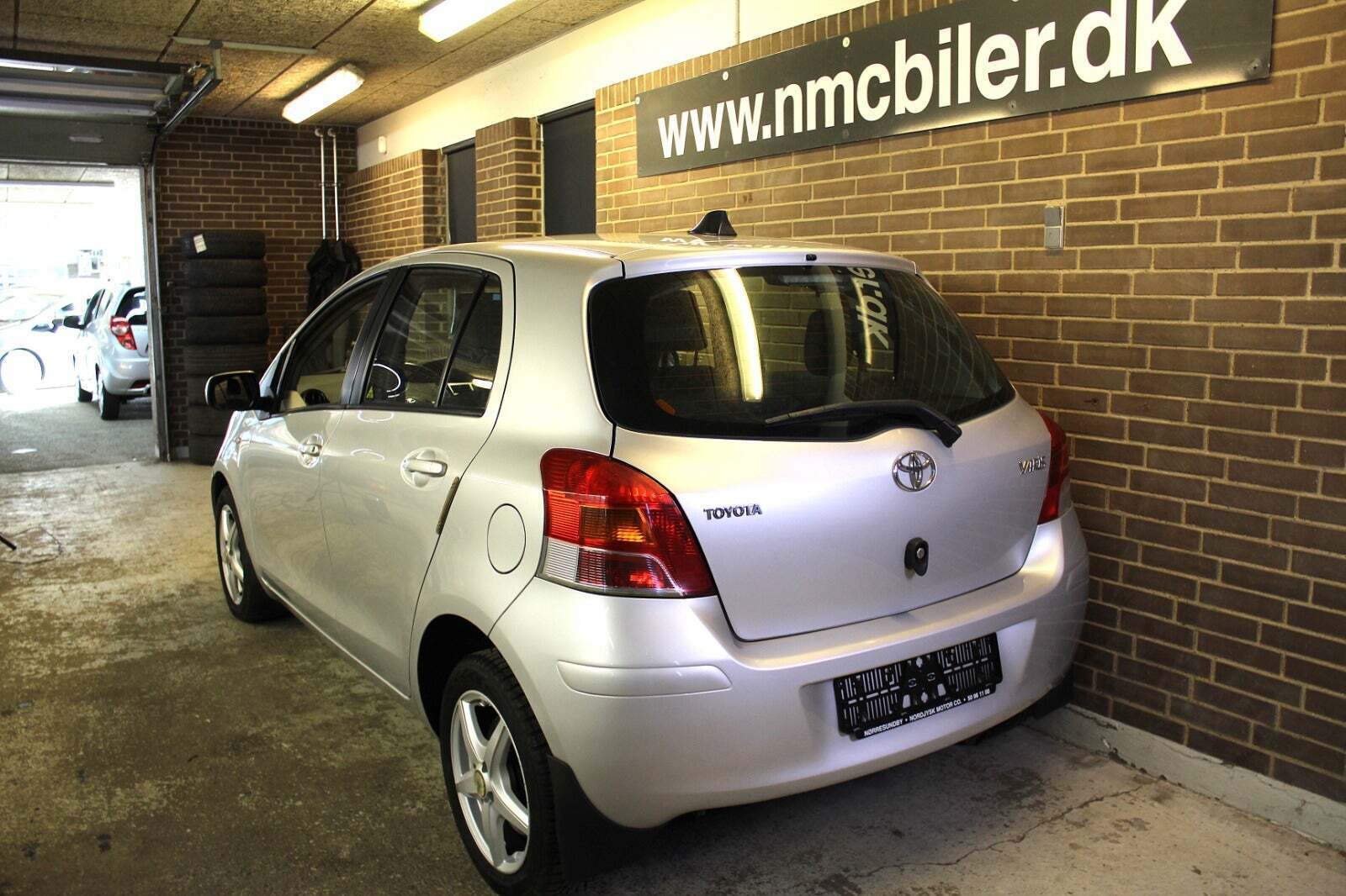 Sølv Toyota Yaris fra 2010