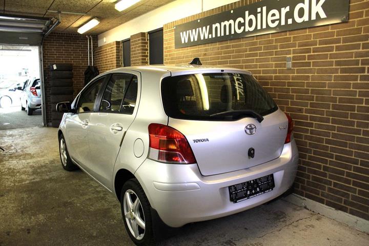 Sølv Toyota Yaris fra 2010