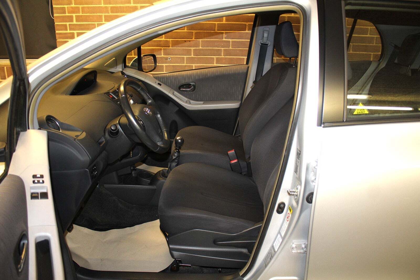 Sølv Toyota Yaris fra 2010