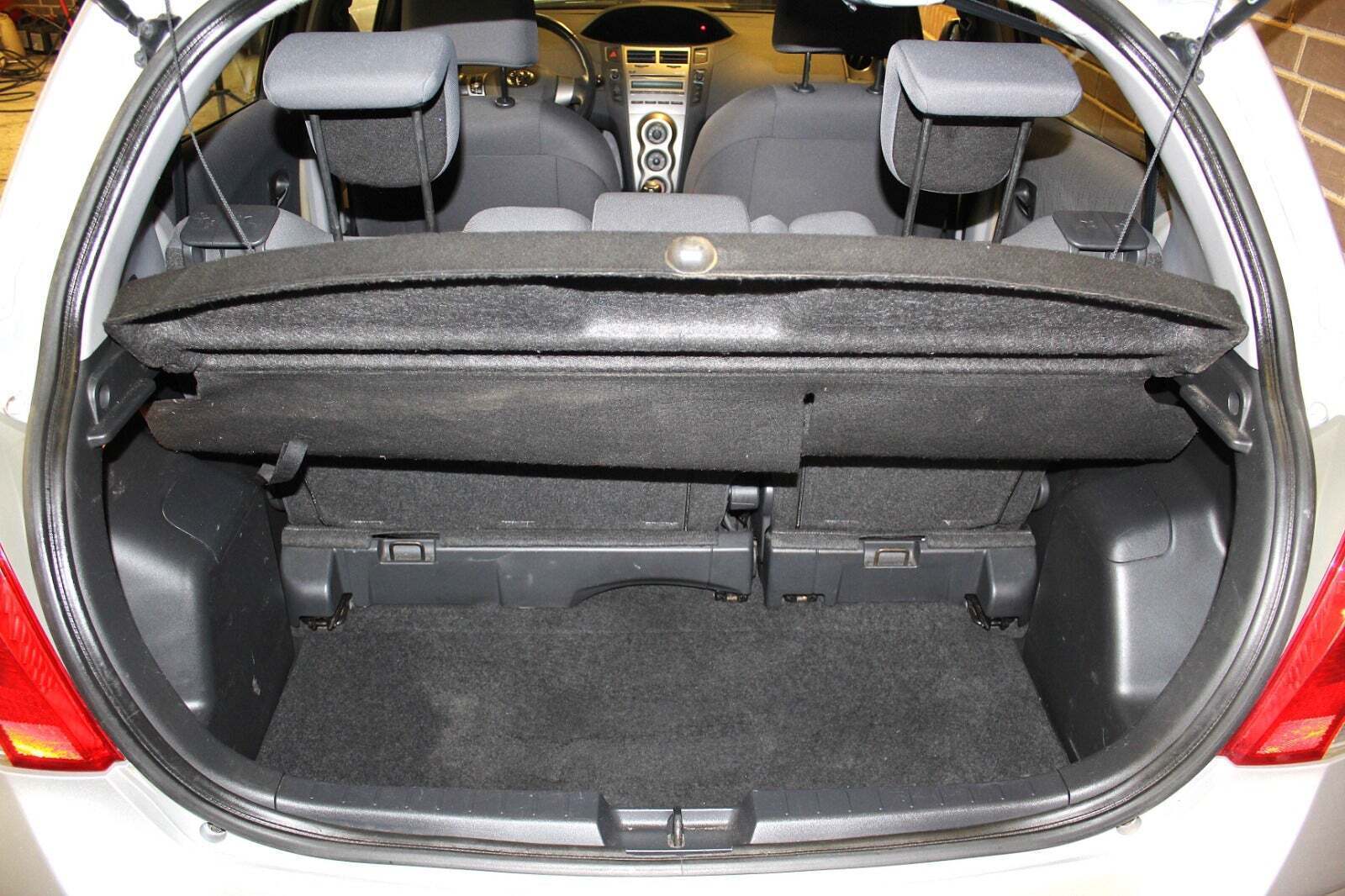 Sølv Toyota Yaris fra 2010