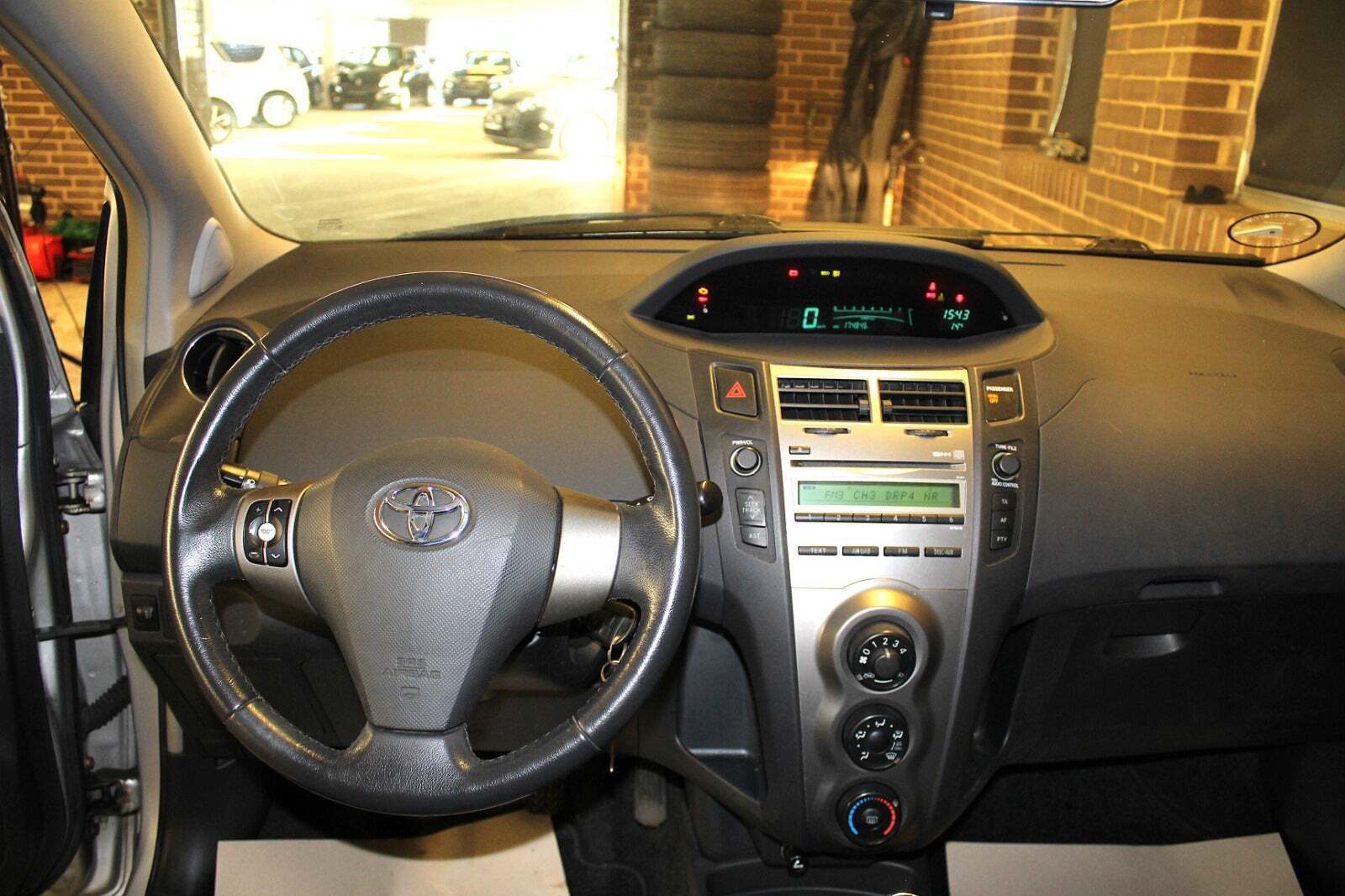 Sølv Toyota Yaris fra 2010