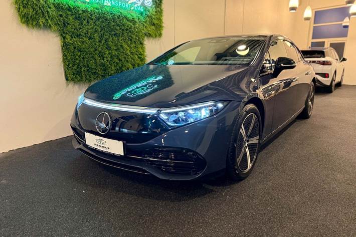 Blå Mercedes EQS450+ fra 2023 set udefra