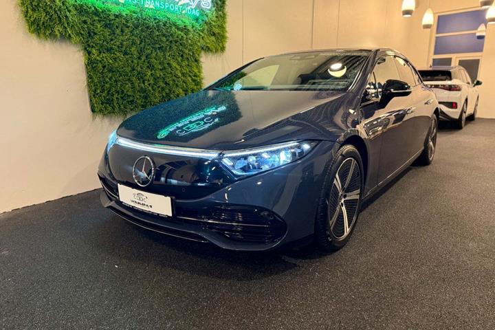 Blå Mercedes EQS450+ fra 2023 set udefra
