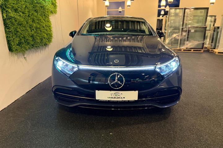 Blå Mercedes EQS450+ fra 2023 set udefra