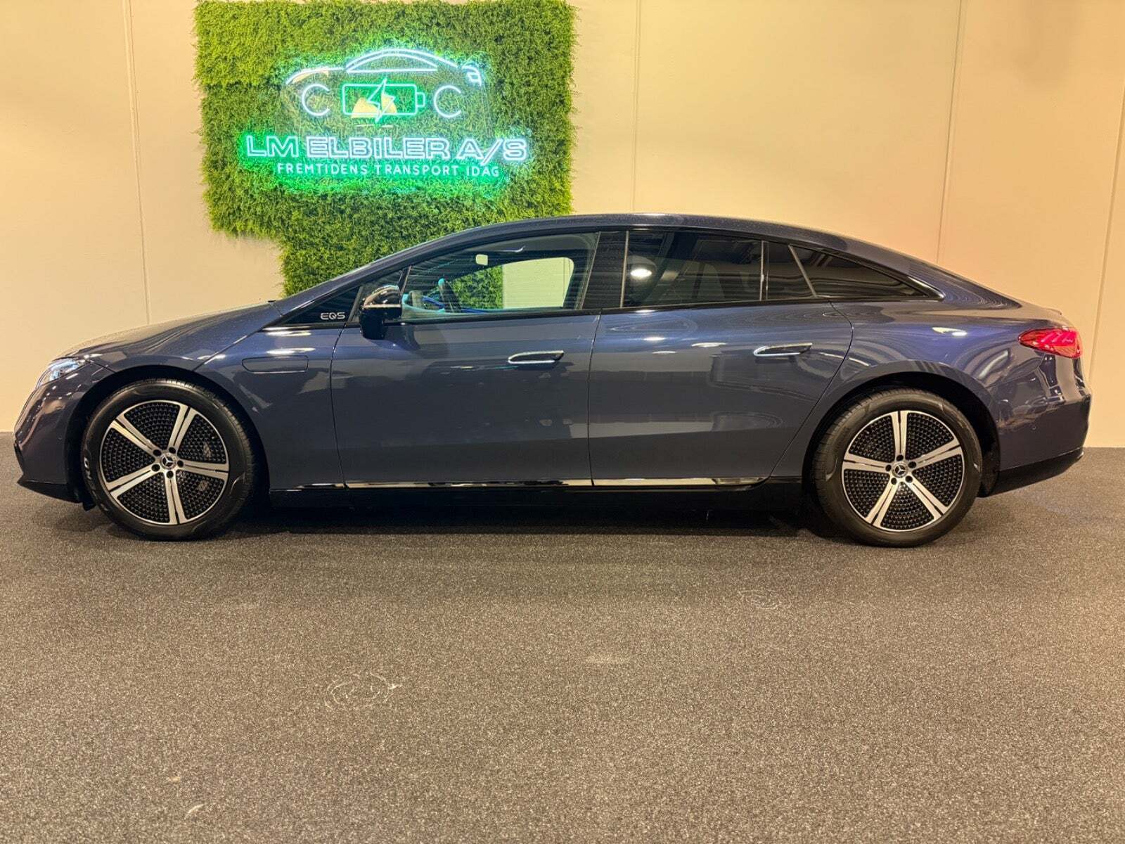 Blå Mercedes EQS450+ fra 2023