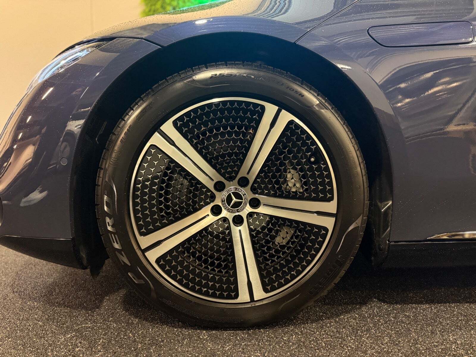 Blå Mercedes EQS450+ fra 2023 set udefra