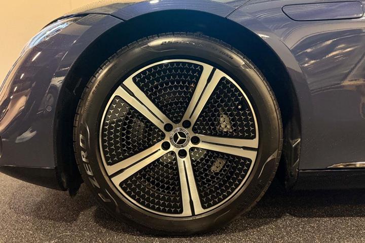 Blå Mercedes EQS450+ fra 2023 set udefra