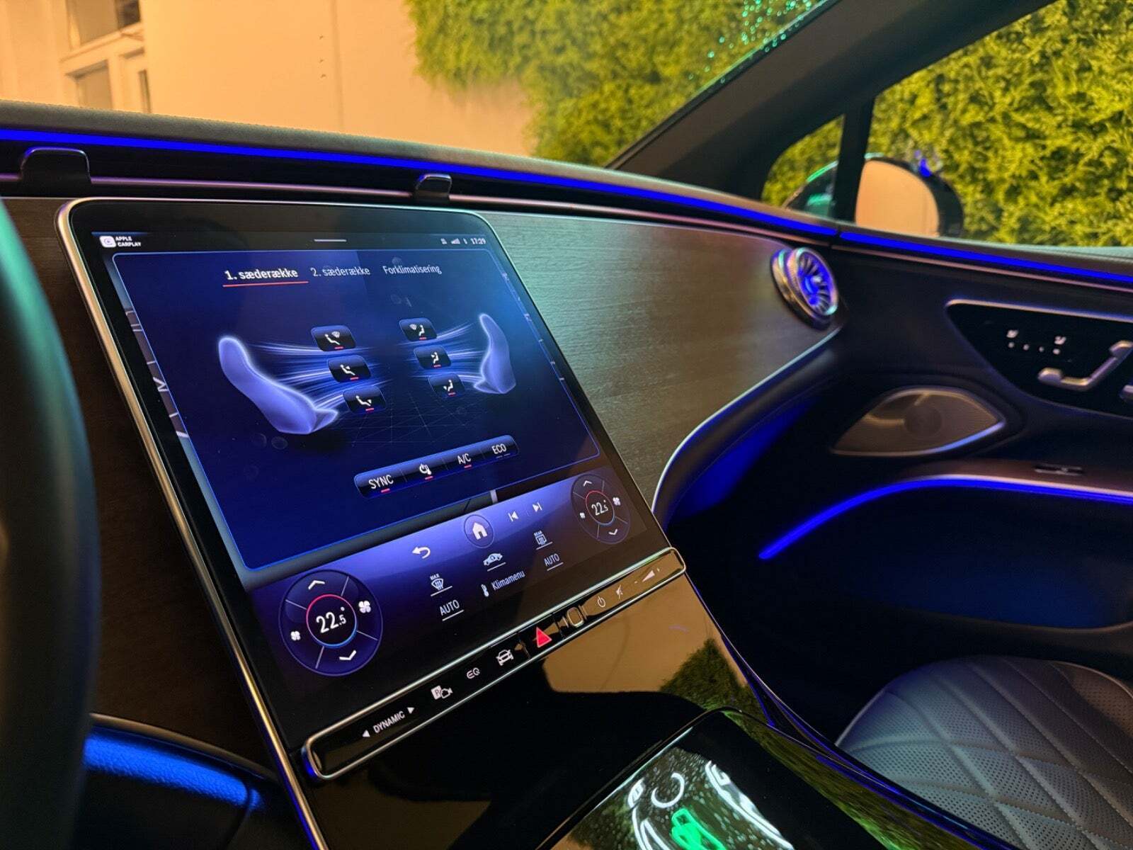 Blå Mercedes EQS450+ fra 2023