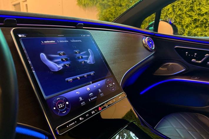 Blå Mercedes EQS450+ fra 2023