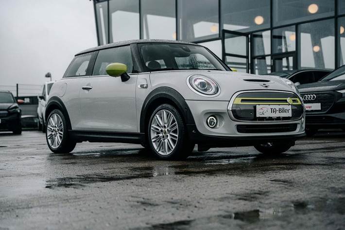 Sølv Mini Cooper SE fra 2021 set udefra