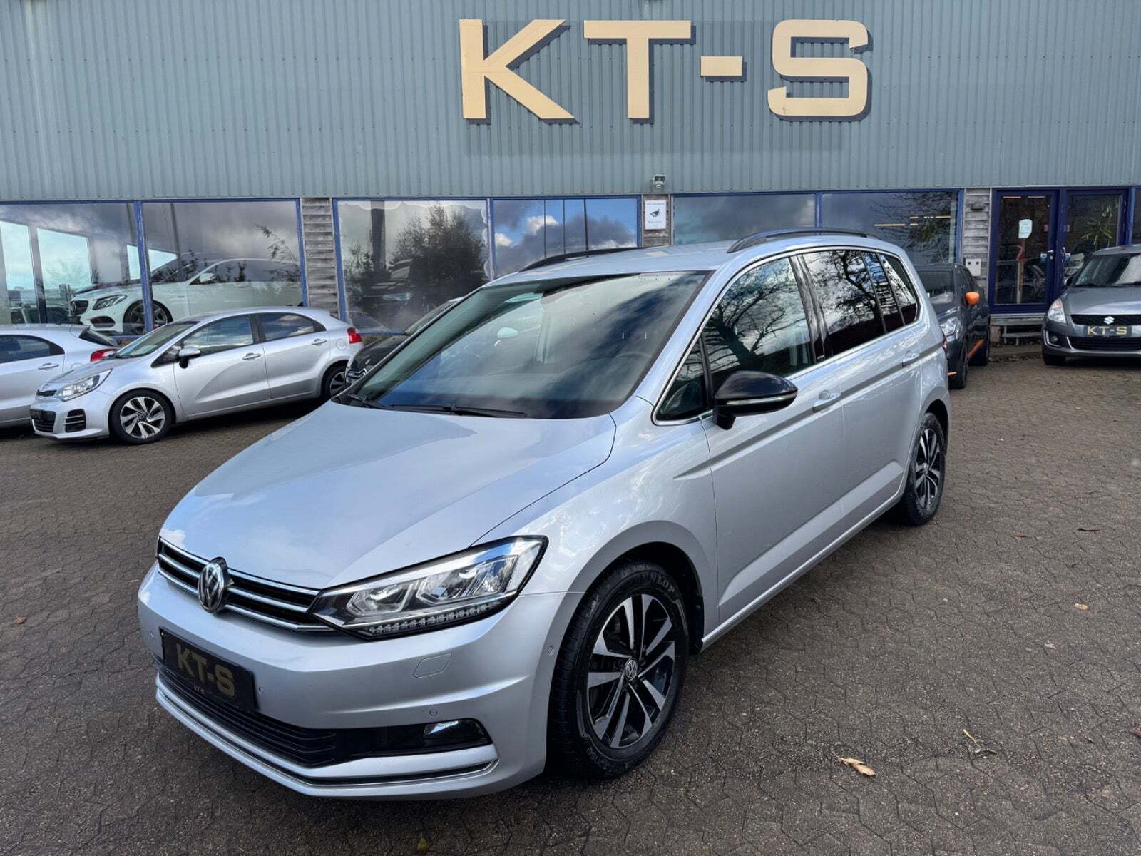 Sort VW Touran fra 2019 set udefra