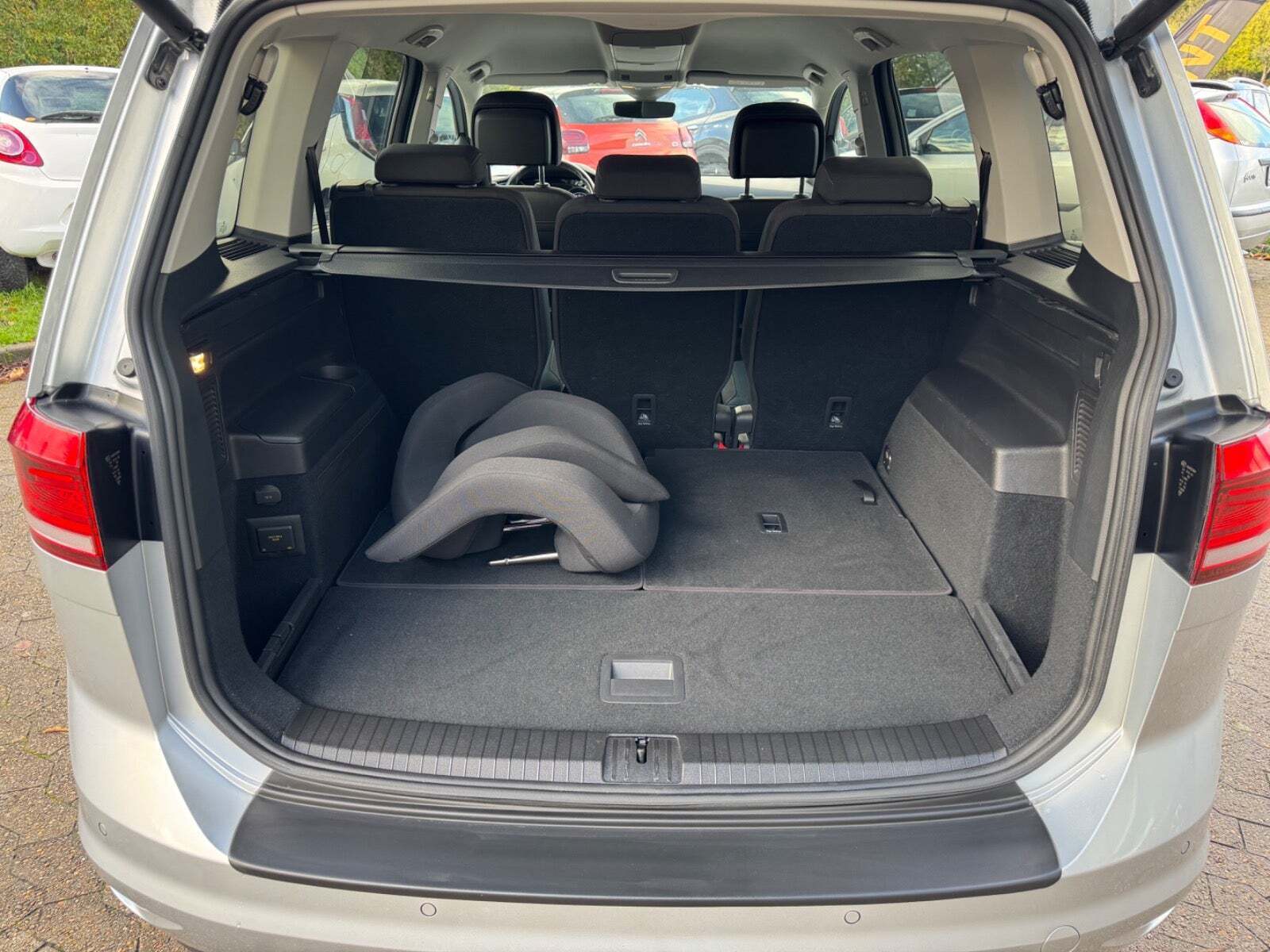 Sort VW Touran fra 2019