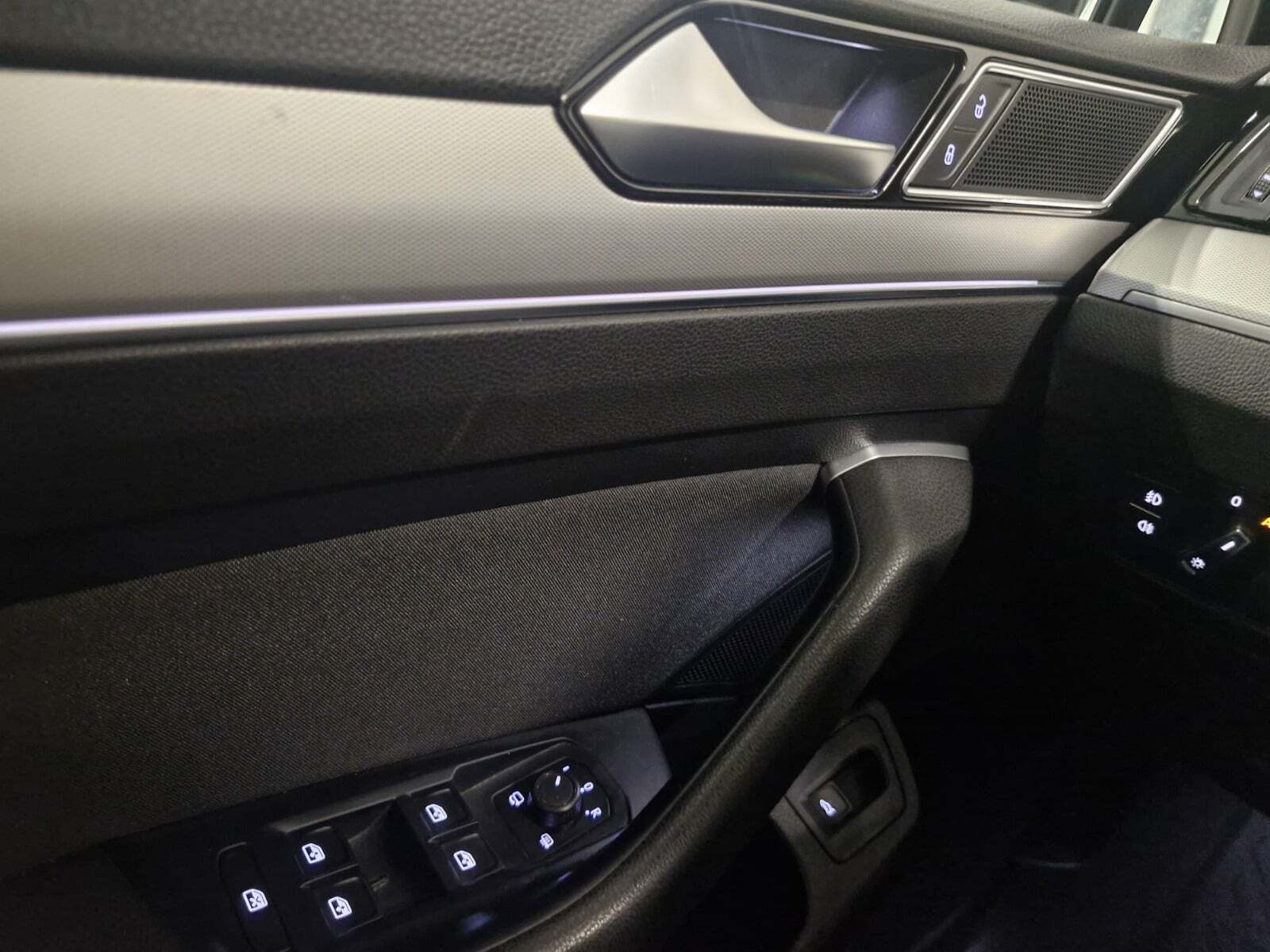 Sort VW Passat fra 2016