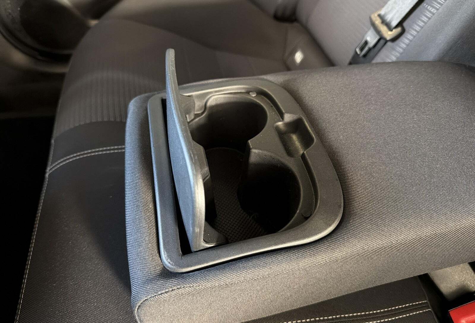 Grå Toyota Avensis fra 2016