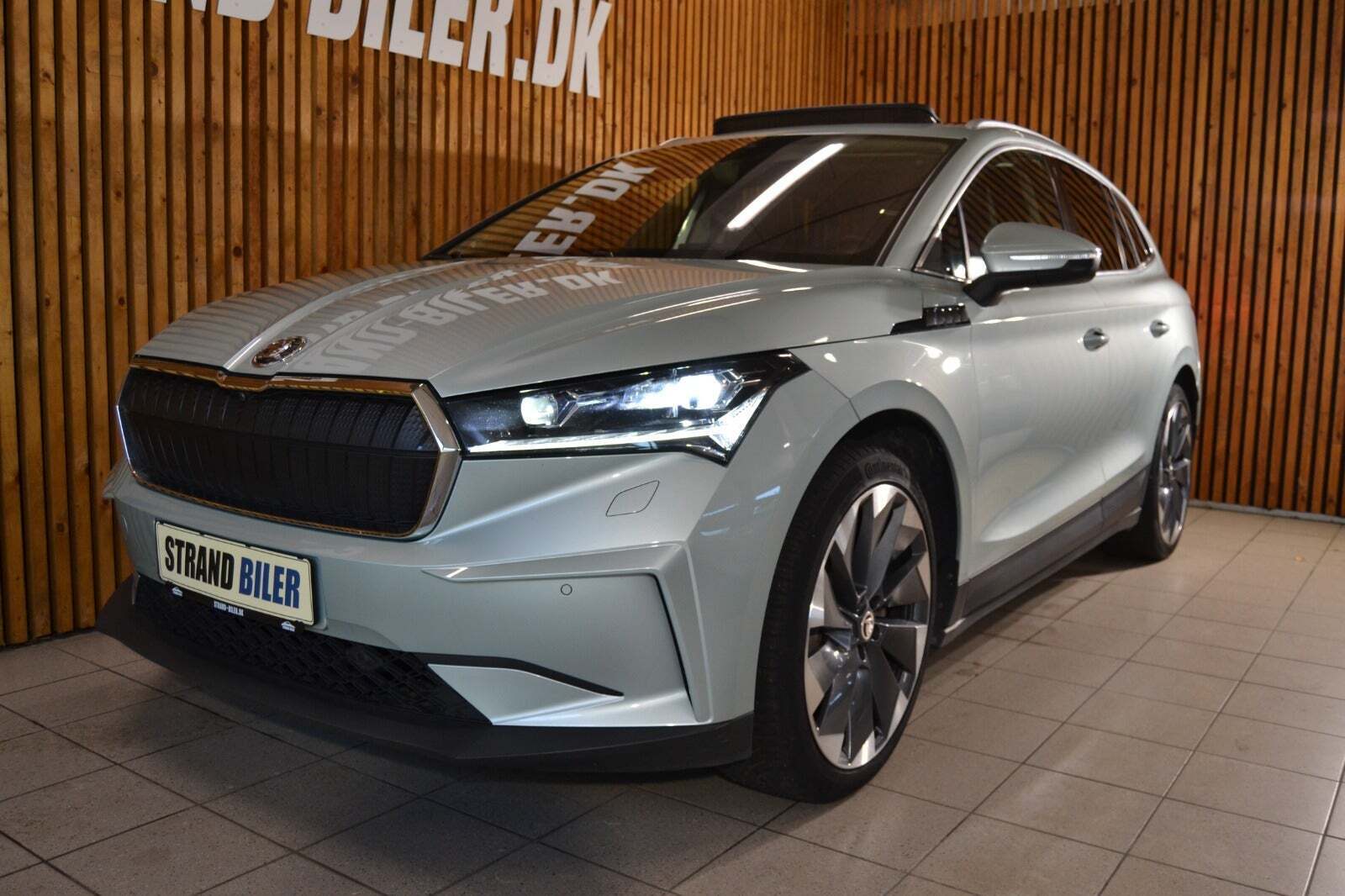 Grøn Skoda Enyaq fra 2021 set udefra