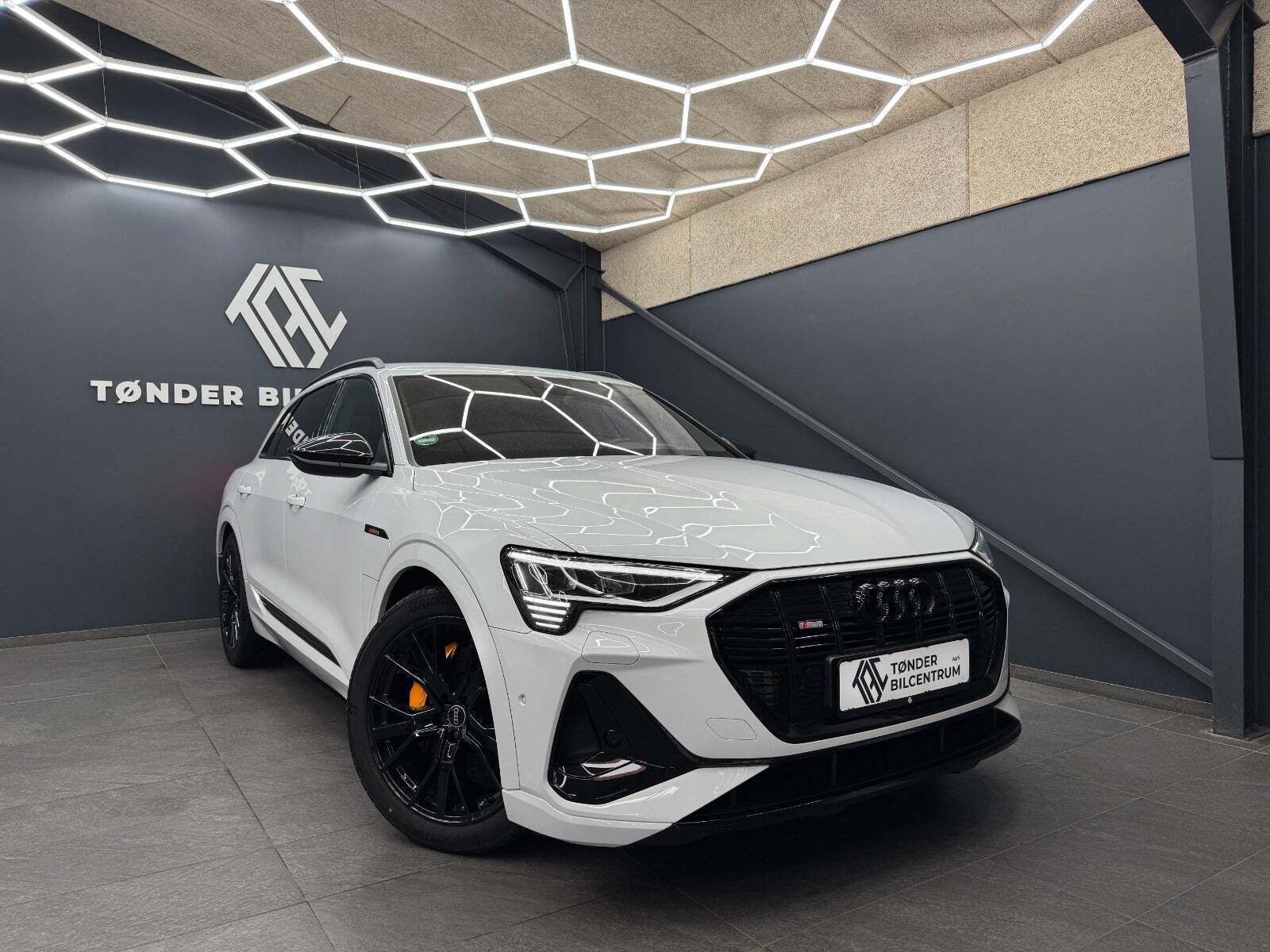 Hvid Audi e-tron fra 2022 set udefra