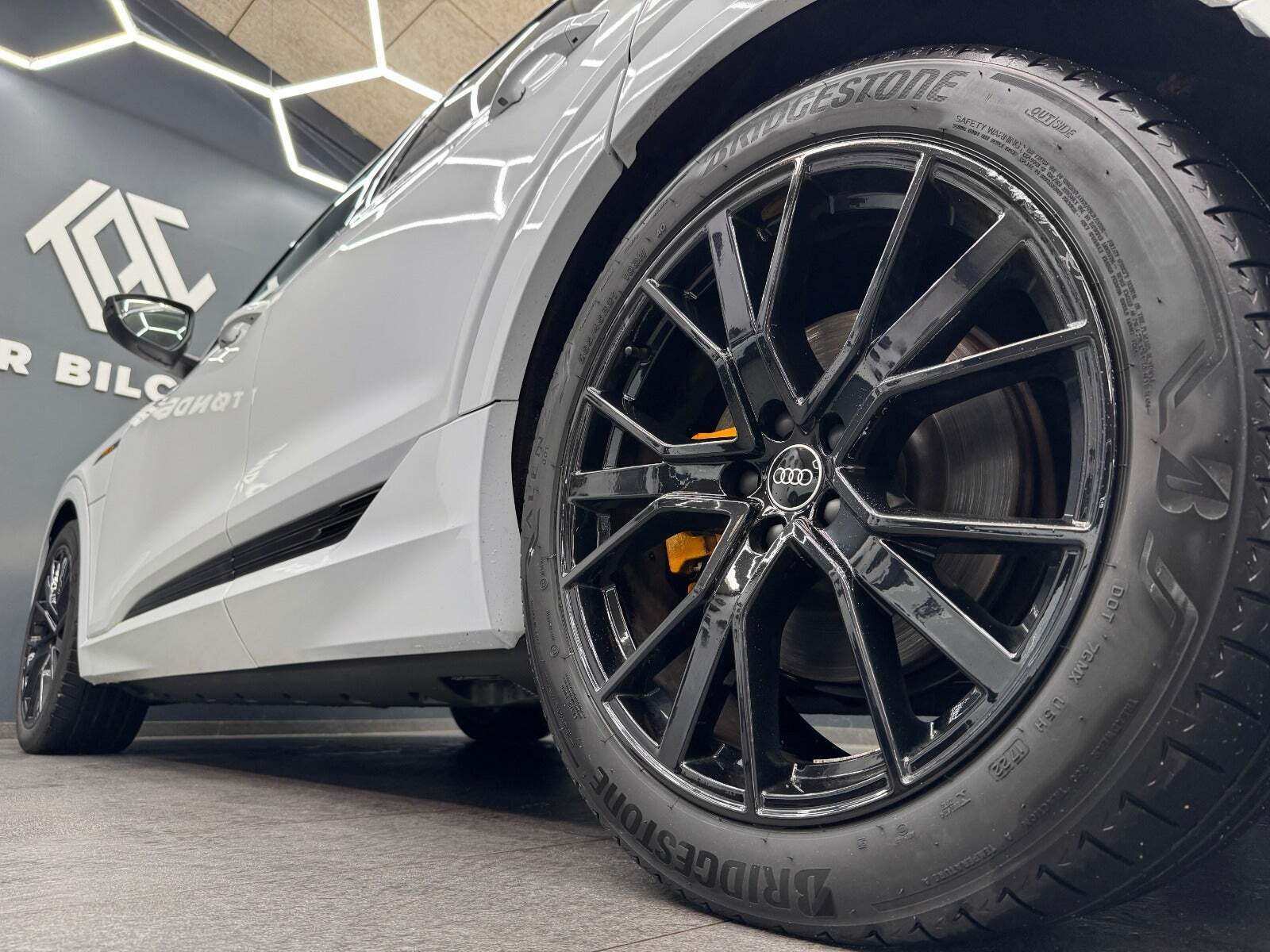 Hvid Audi e-tron fra 2022