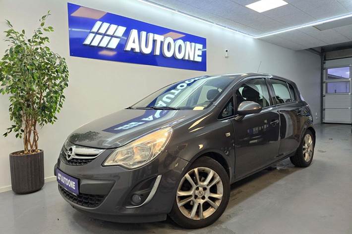 Grå Opel Corsa fra 2012 set udefra