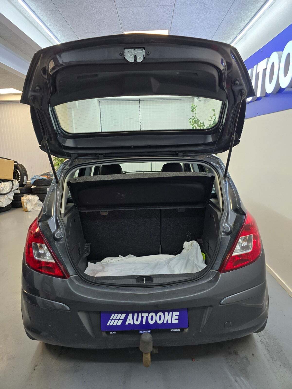 Grå Opel Corsa fra 2012