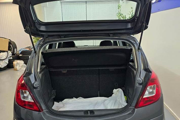 Grå Opel Corsa fra 2012