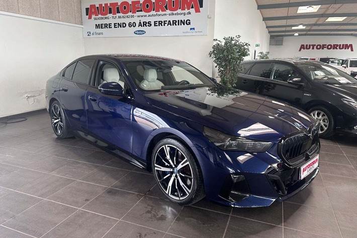 Blå BMW i5 fra 2024