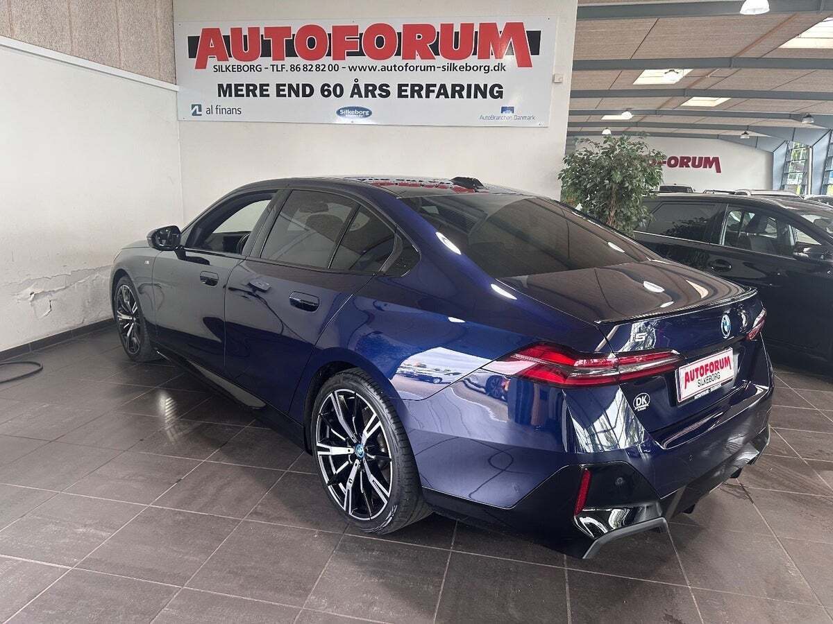 Blå BMW i5 fra 2024