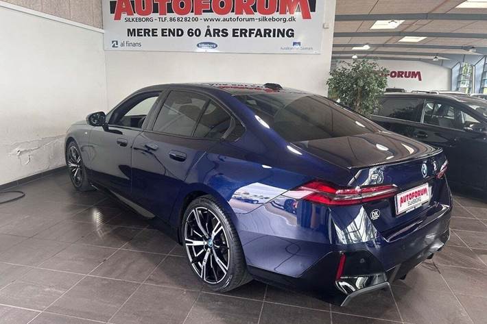 Blå BMW i5 fra 2024