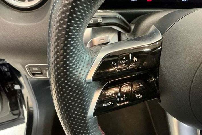 Sort Mercedes EQB250+ fra 2024