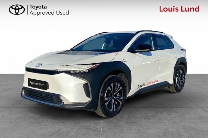 Hvid Toyota BZ4X fra 2025 set udefra