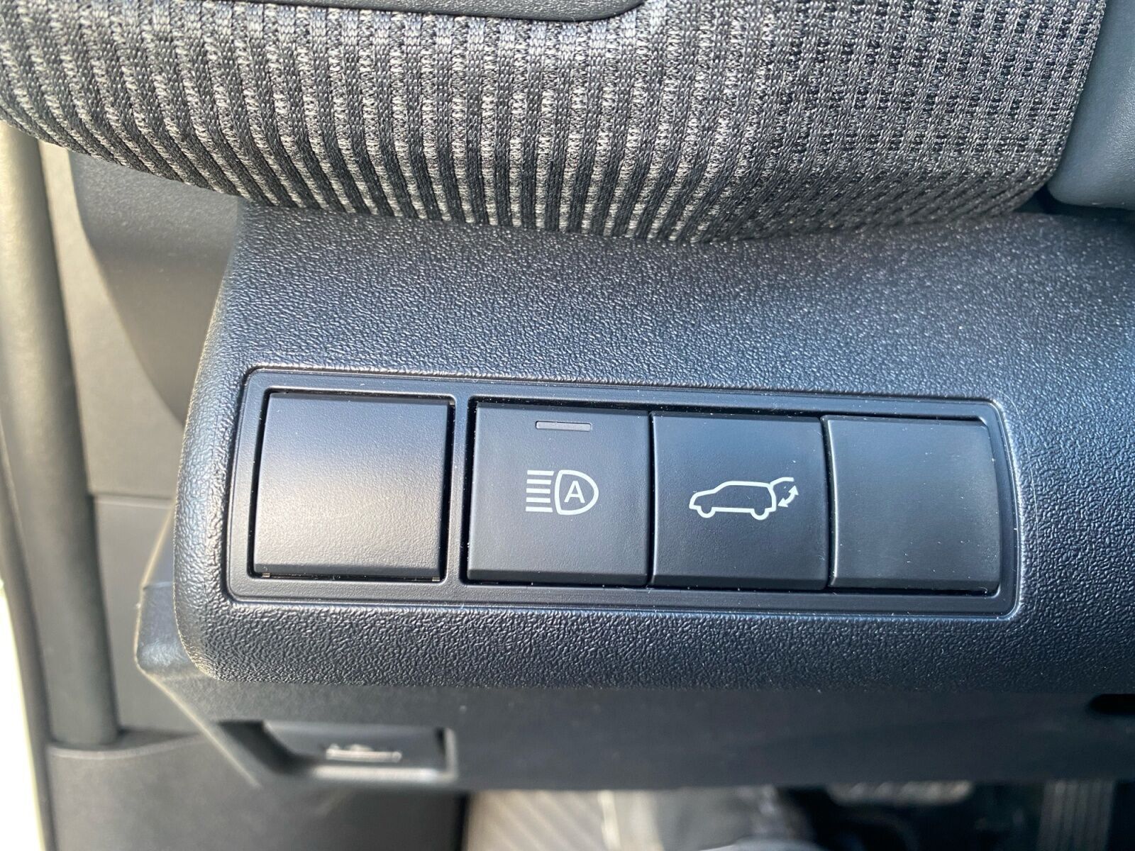 Hvid Toyota BZ4X fra 2025