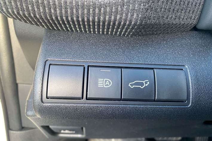 Hvid Toyota BZ4X fra 2025