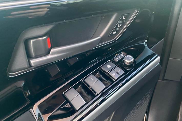 Sort Toyota BZ4X fra 2025