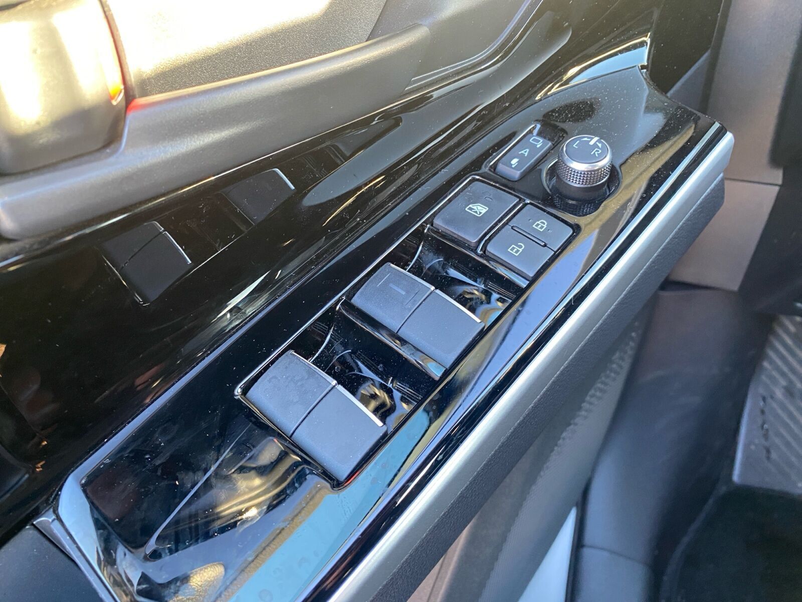 Sølv Toyota BZ4X fra 2025