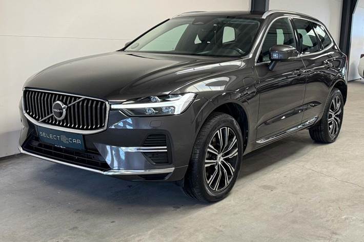 Grå Volvo XC60 fra 2022 set udefra