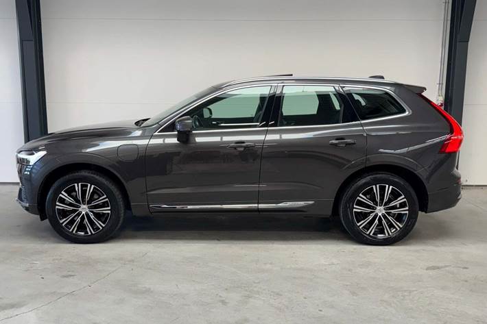 Grå Volvo XC60 fra 2022
