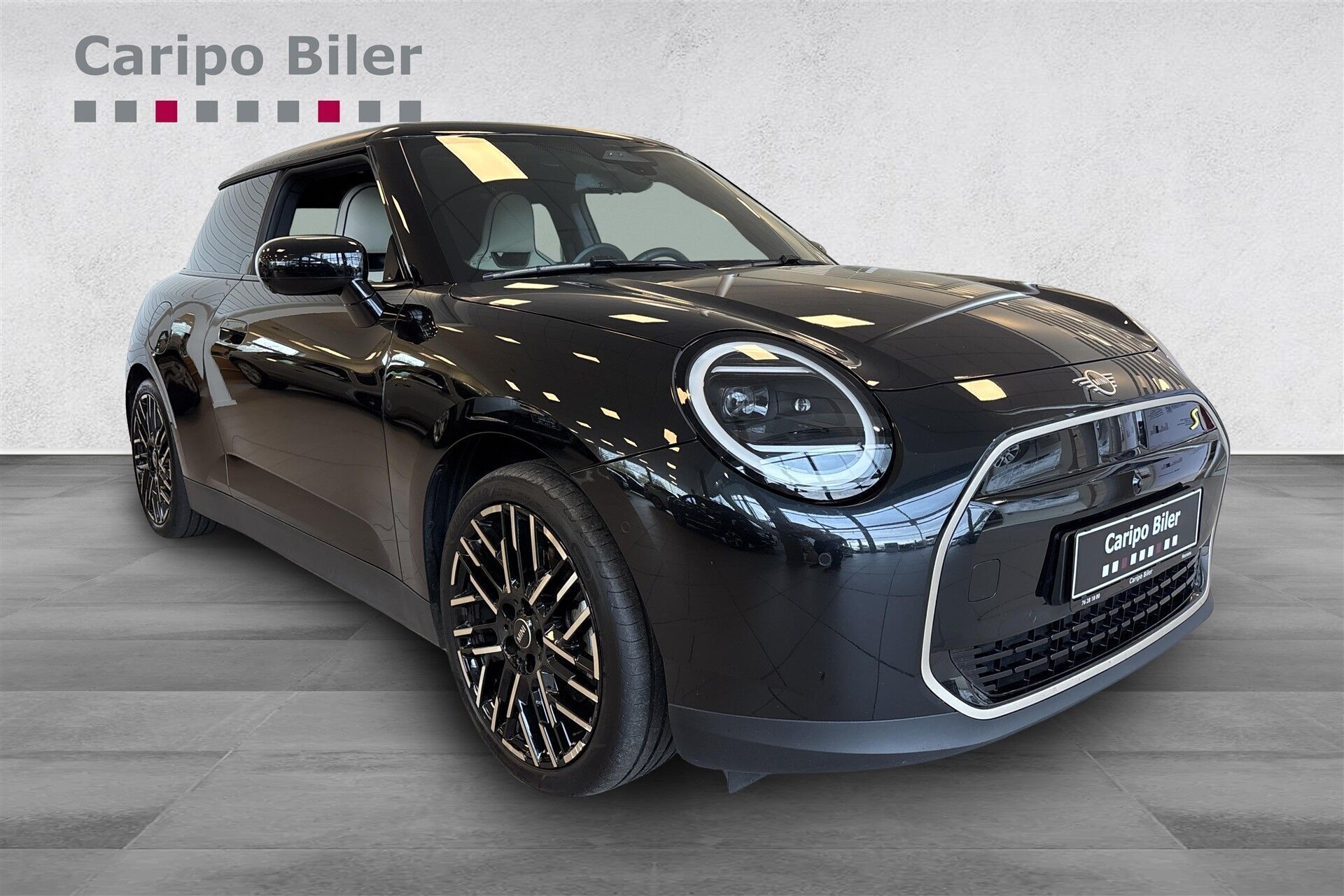 Sort Mini Cooper fra 2024 set udefra