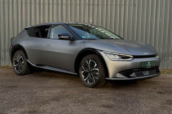 Grå Kia EV6 fra 2022 set udefra