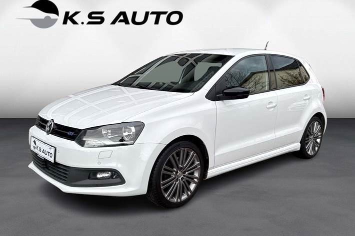Hvid VW Polo fra 2017 set udefra